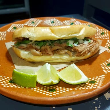 Torta de carnitas surtidas