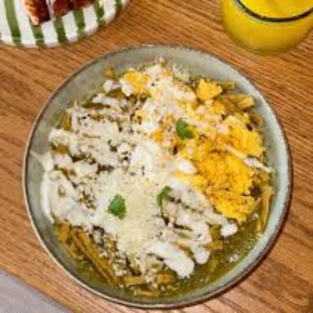 Chilaquiles Verdes Con Huevo Revuelto