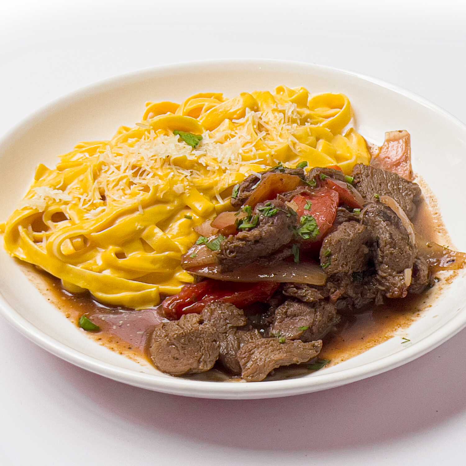 Fetuccinis A La Huancaina Con Lomo Saltado