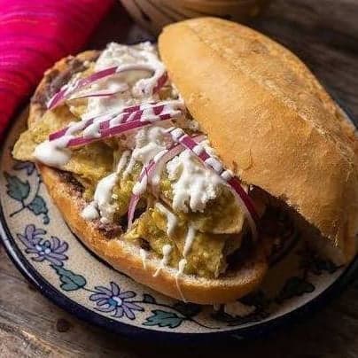 Torta de chilaquil con pastor