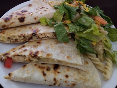 Quesadilla de Pollo y Bebida