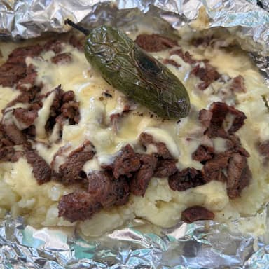 Papa con Carne Asada Y Queso