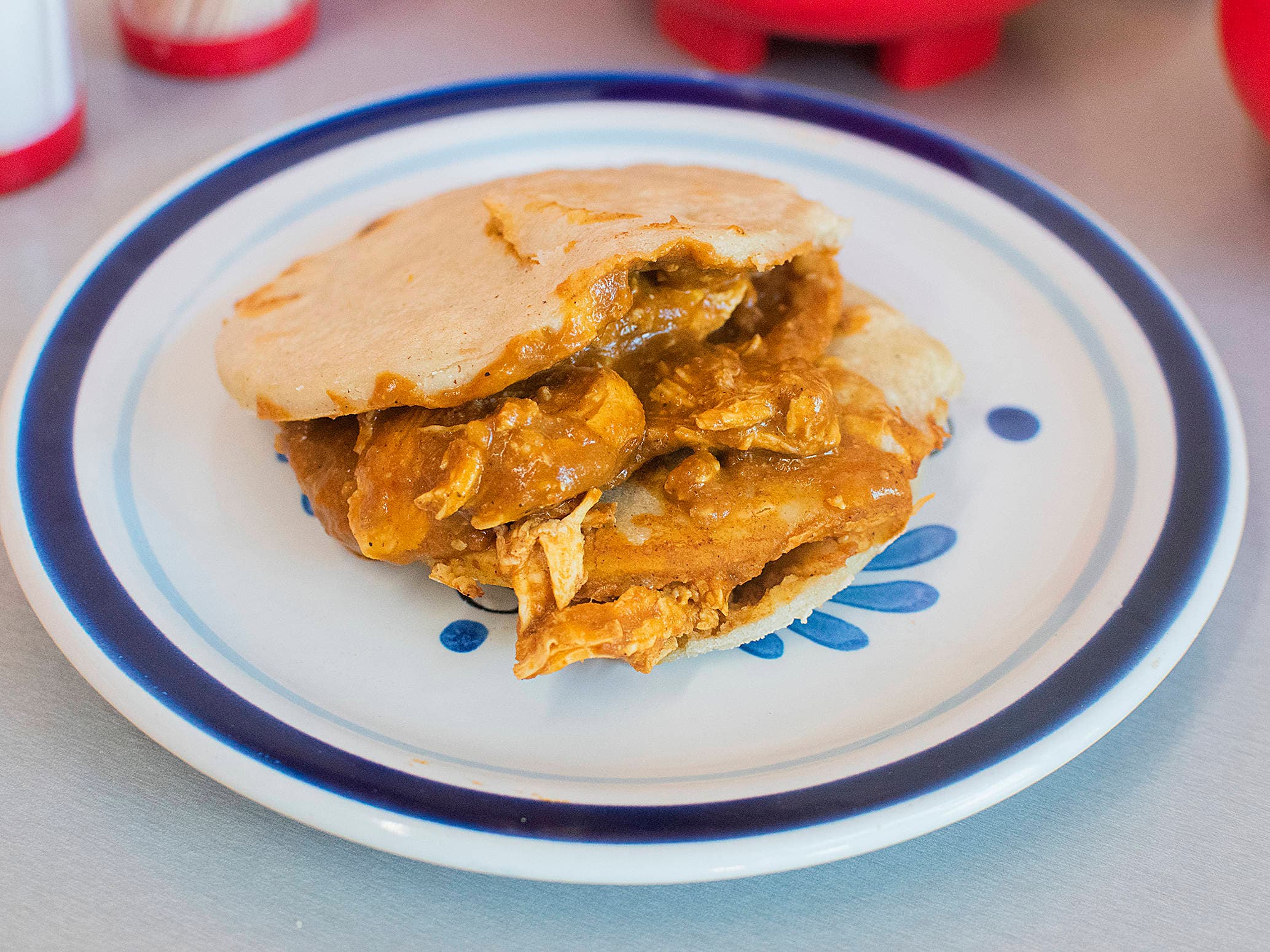 Gordita de Mole poblano Con Pollo