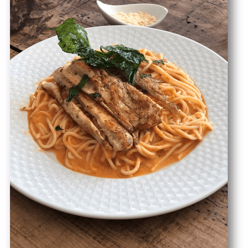 Espagueti al Pomodoro con Pollo y Parmesano