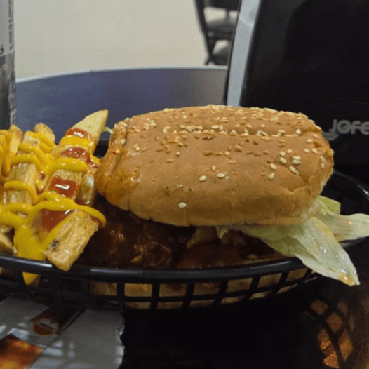 Hamburguesa de Res con Papas a la Francesa