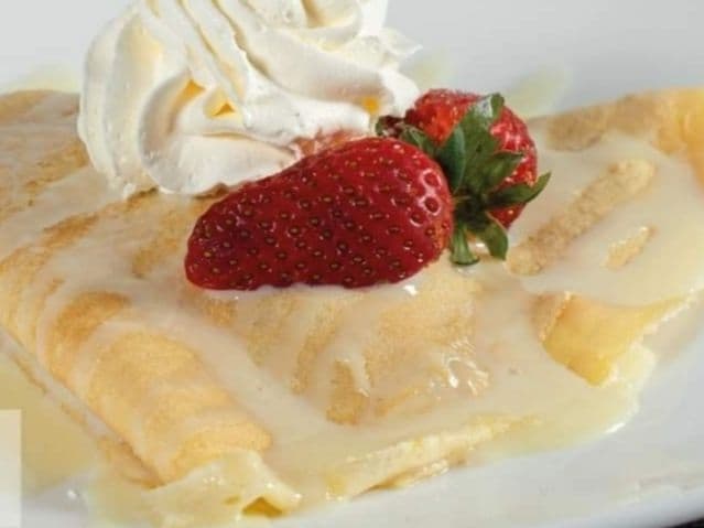 Crepa Pie de Limon. Con banano y fresas.