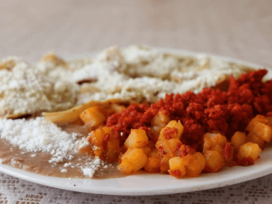 Chilaquiles con papa y chorizo