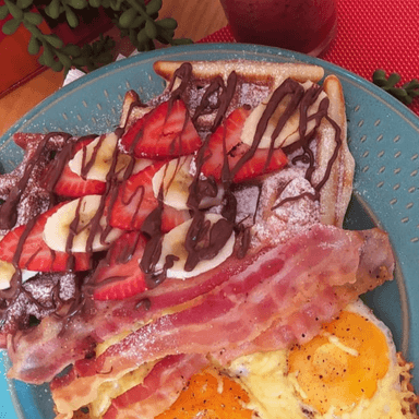 Waffles Dulces con Tocino y Huevo
