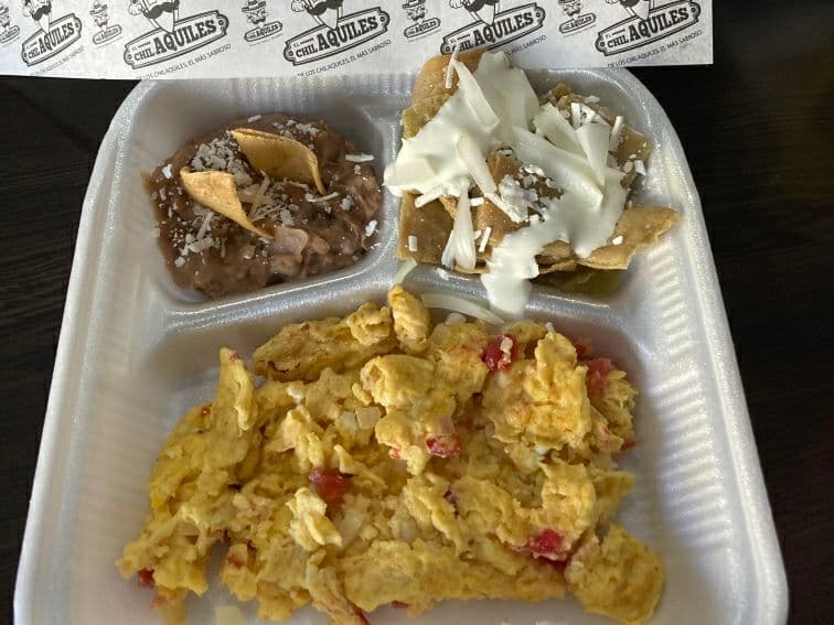 Huevos Revueltos, Frijoles Refritos y Chilaquiles