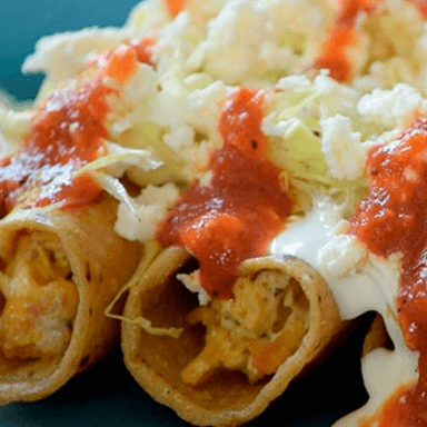 COMBO TACOS DORADOS DE POLLO + BEBIDA