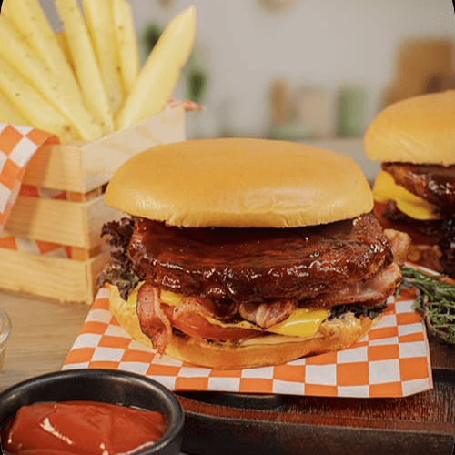 Hamburguesa BBQ con Papas a la Francesa