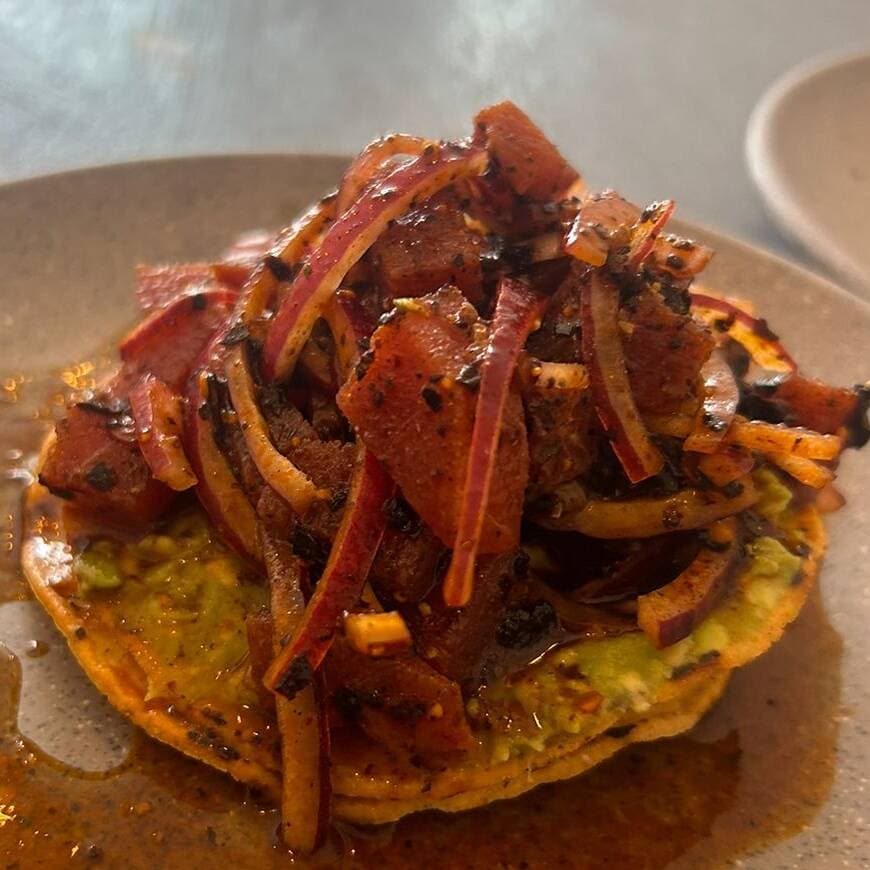 TOSTADA DE ATUN CON SALSA MACHA