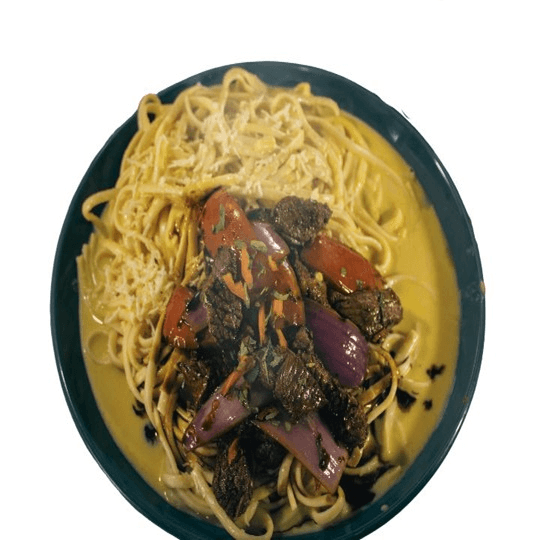 Tallarines a la Huancaína con Lomo al Wok
