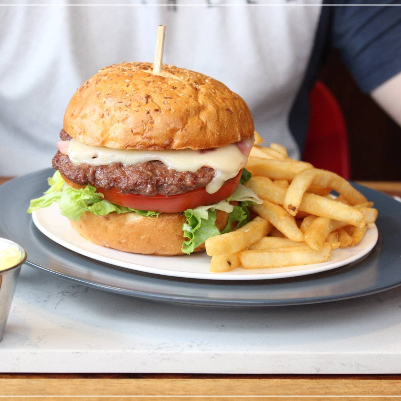 Hamb. Comelona Clasica de Carne (con papas)