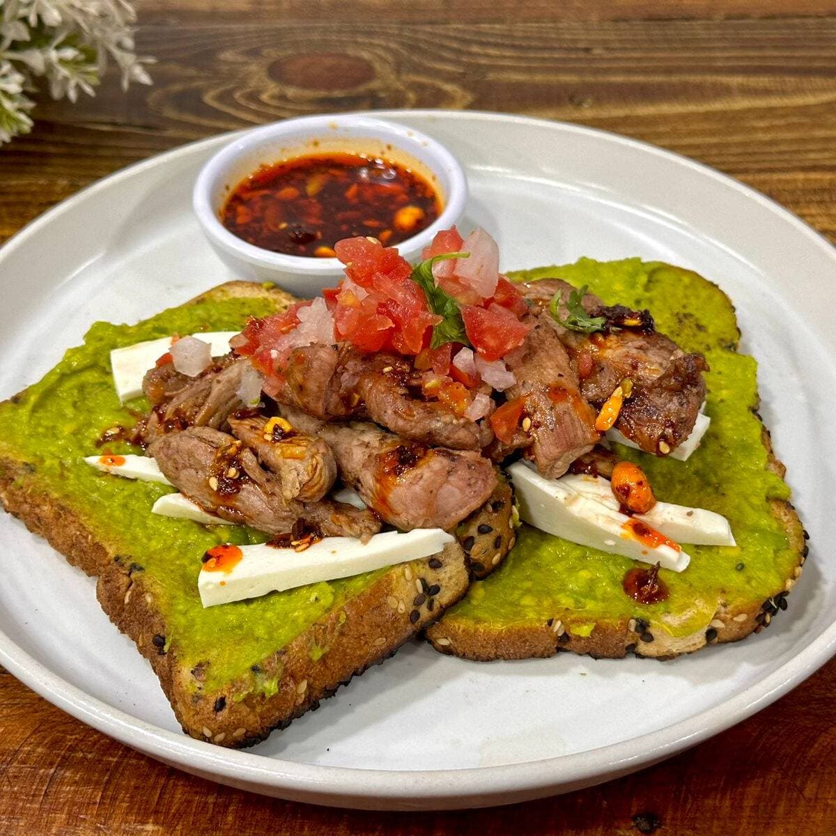Avo Toast con Arrachera
