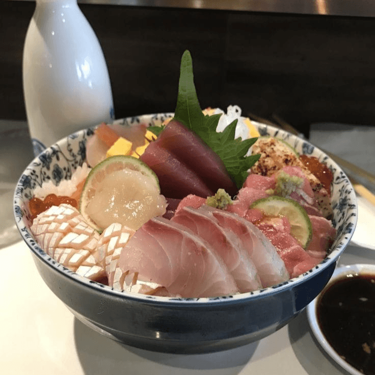 SHIRACHI SUSHI ( CORTES DE SUSHI EN CAMA DE ARROZ)