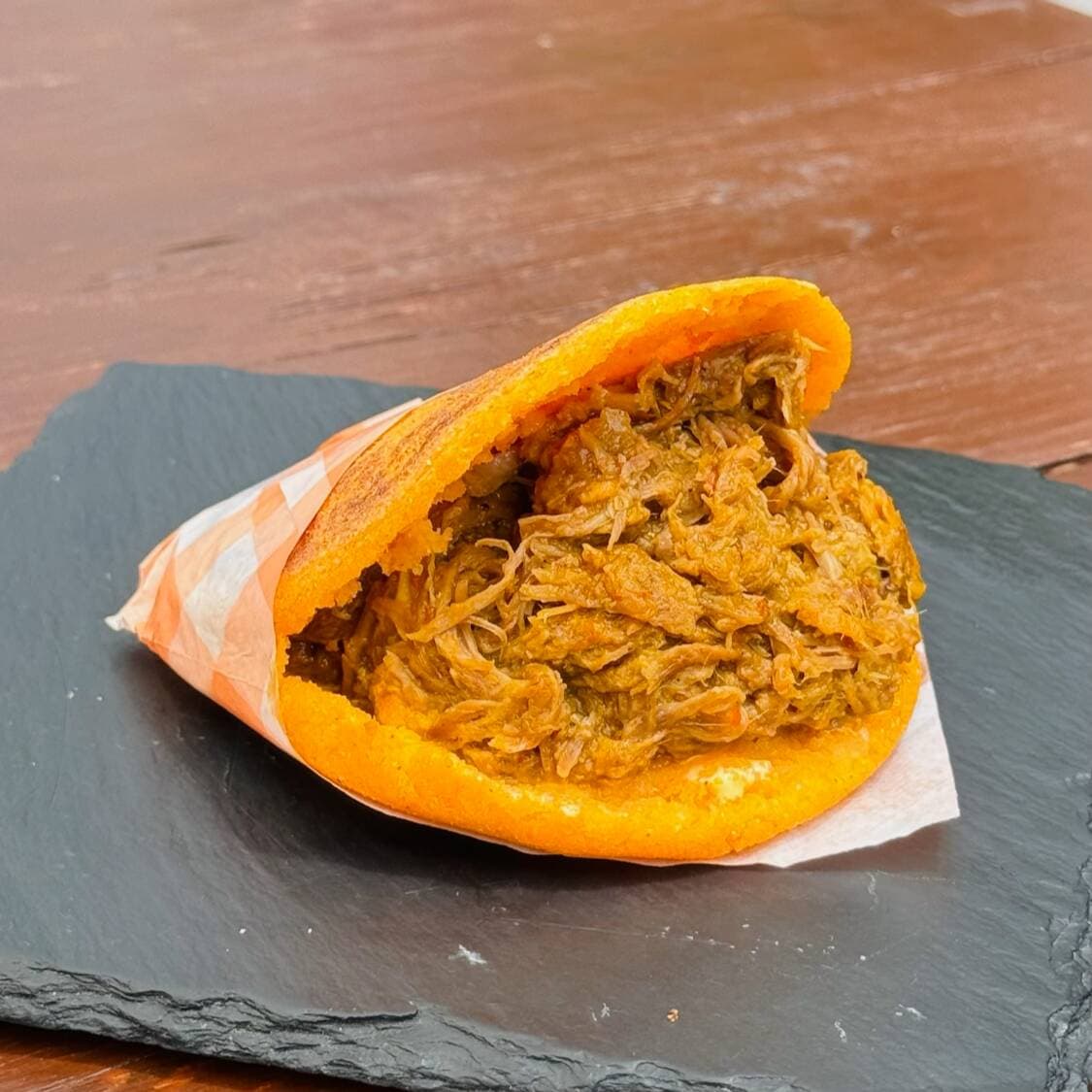Arepa con Carne Deshebrada Guisada