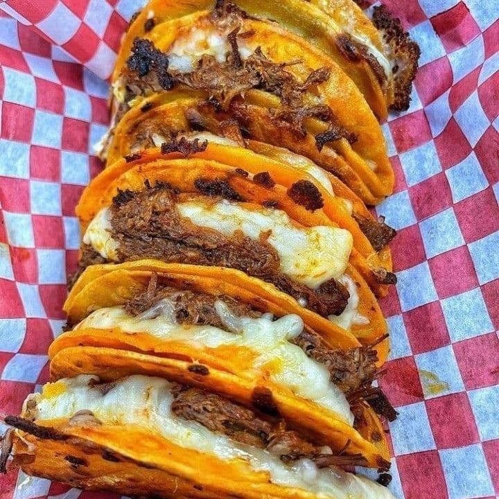 TACO DORADO CON QUESO