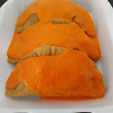 Empanada de CHICHCARRON bañada en salsa ROJA