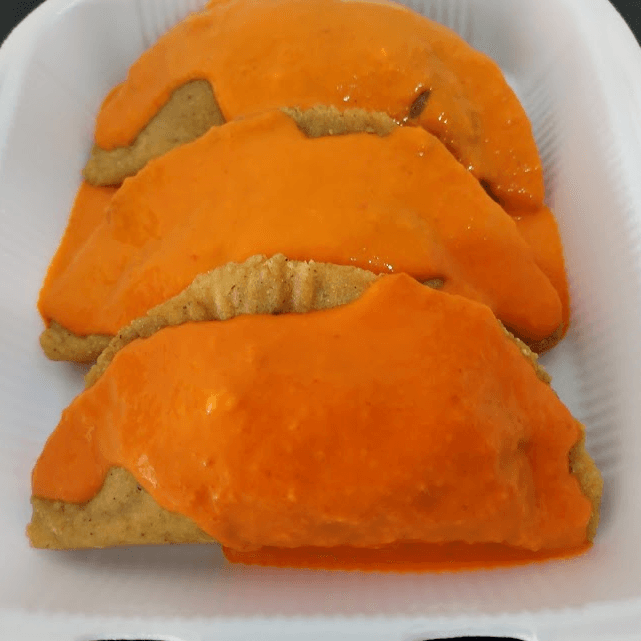 Empanada de CHICHCARRON bañada en salsa ROJA