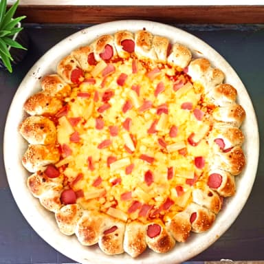 Pizza con Deditos de Salchicha + Manzanita 2.5lts.
