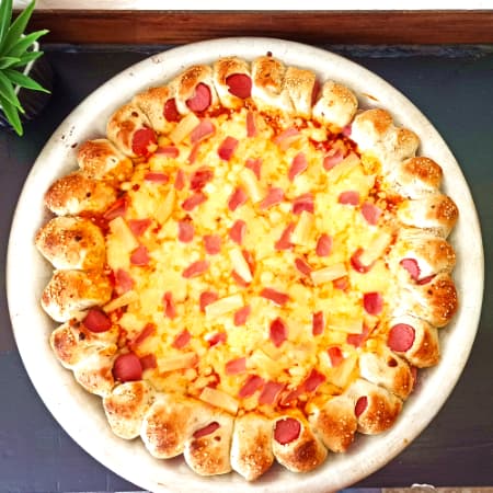 Pizza con Deditos de Salchicha + Manzanita 2.5lts.