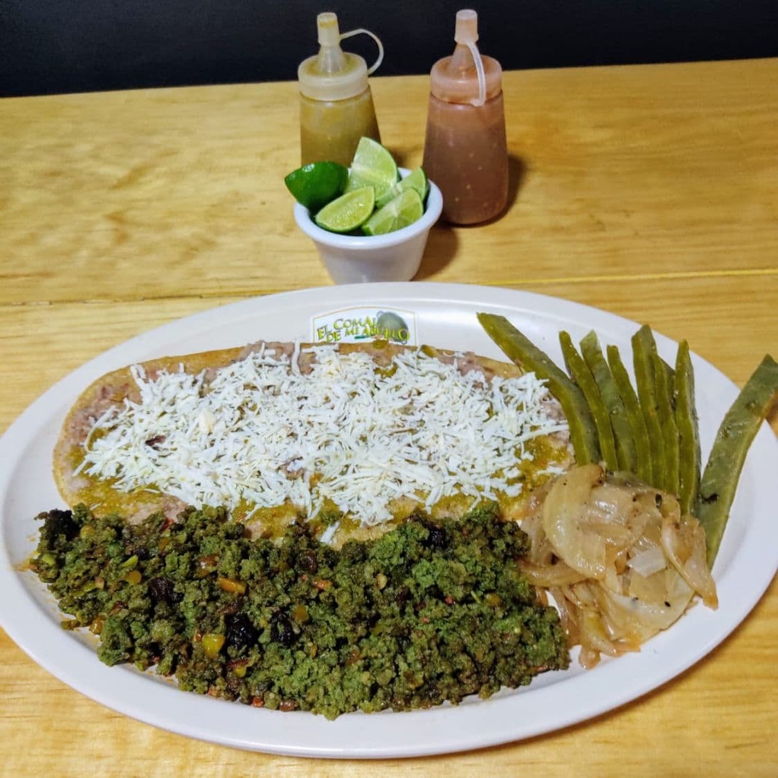 Huarache con Chorizo Verde