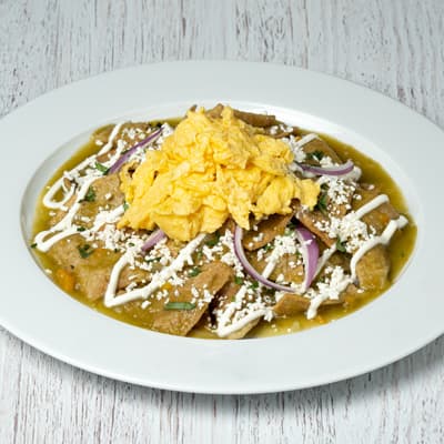 Chilaquiles verdes con huevo revuelto