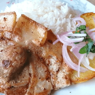Arroz con Chuleta de Cerdo y Papas Doradas