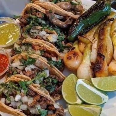 Orden de 5 Tacos. 3 de Tasajo y 2 de Tripa