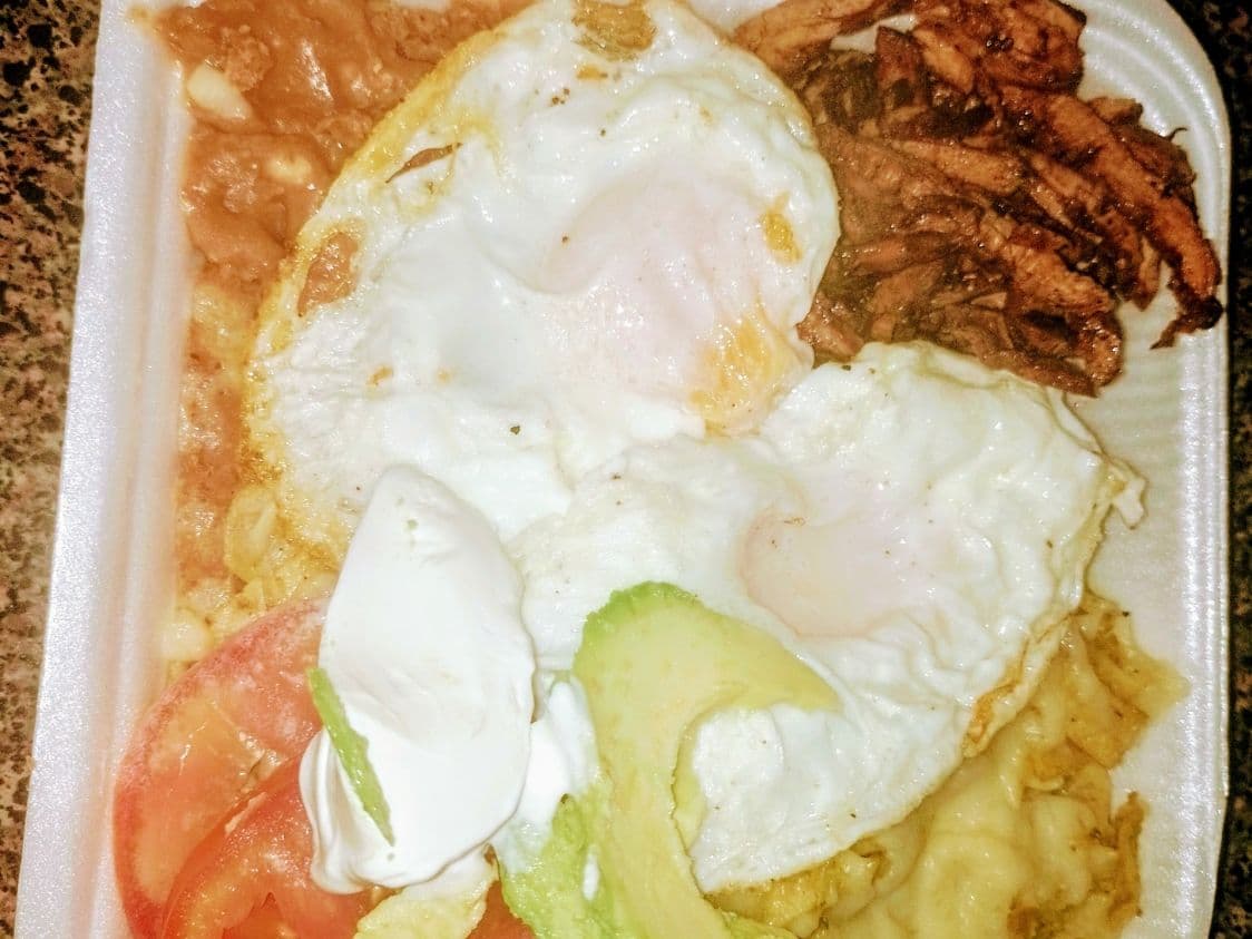 Exg. Chilaquiles/Huevos/Chicharrón/Papas y Bebida.