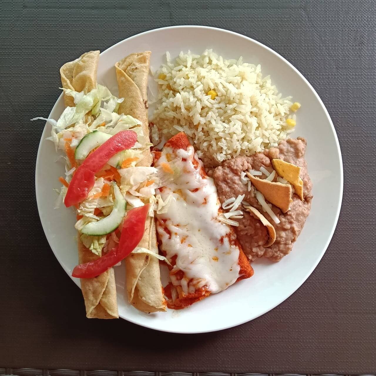 2 Flautas de pollo, 2 Enchiladas Rojas de queso