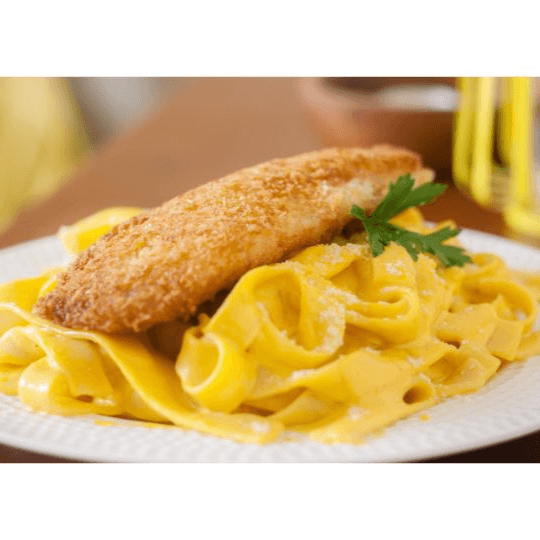 Fetuccini a la Huancaina con Milanesa de pollo