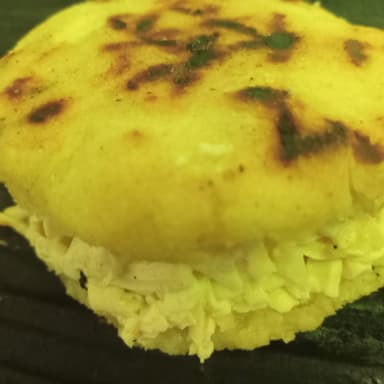 Arepa azada rellena de queso