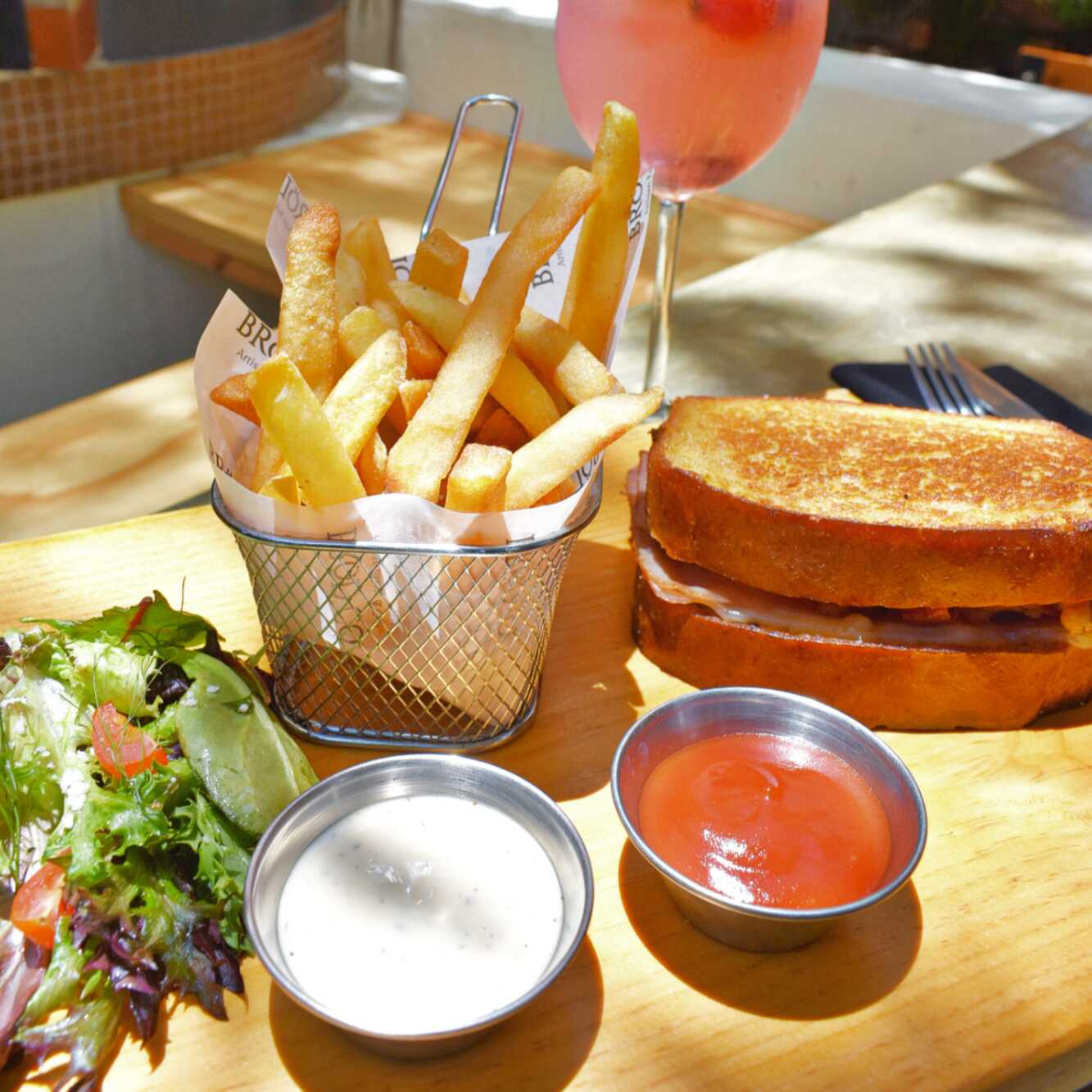 Sándwich de jamón y queso.