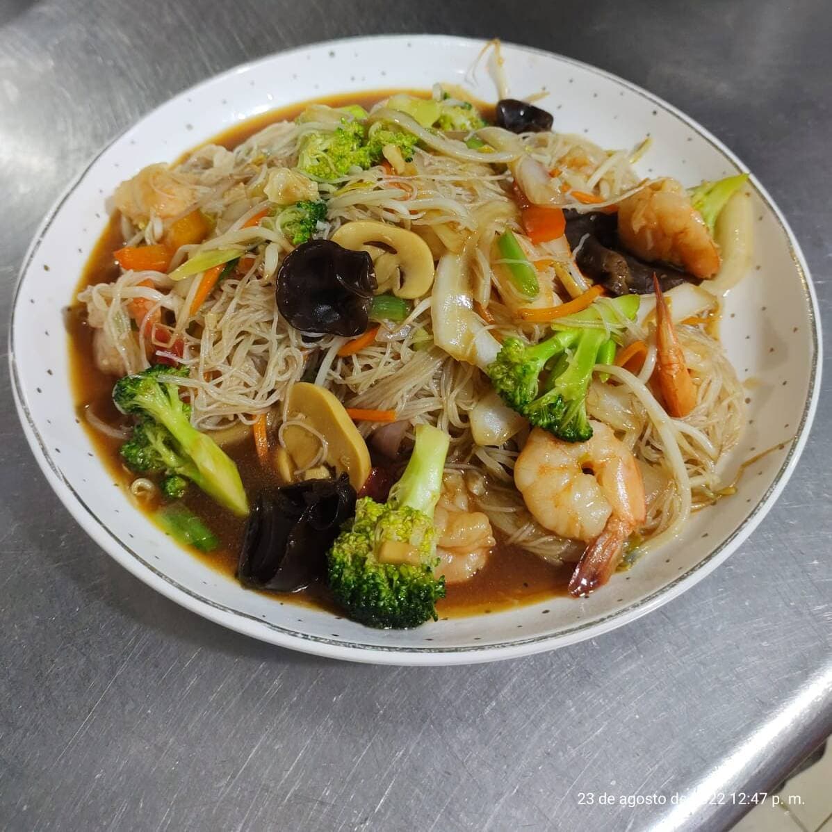 Tallarín Pollo Trozo con sopa o wantan frito
