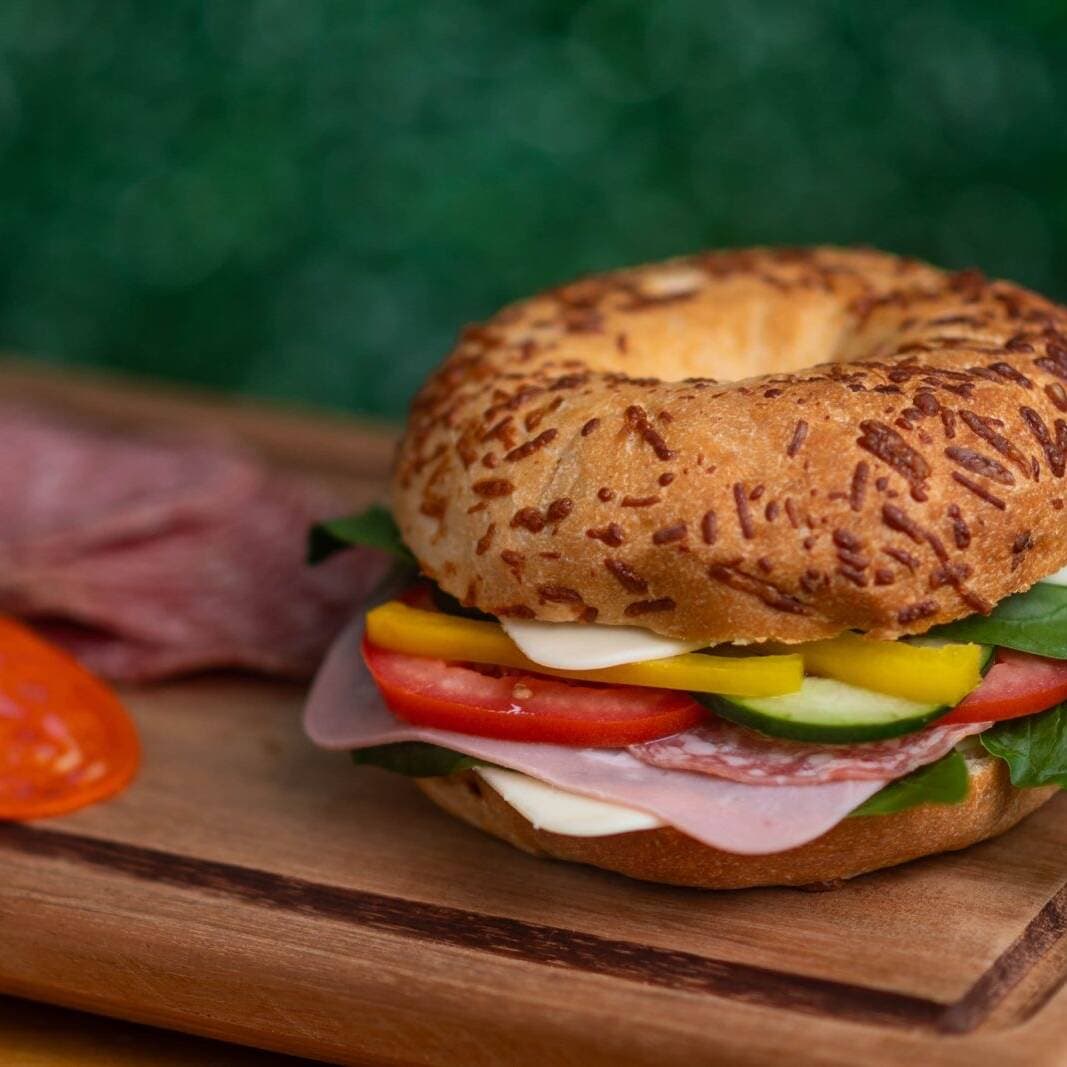 Bagel Carnes Frías