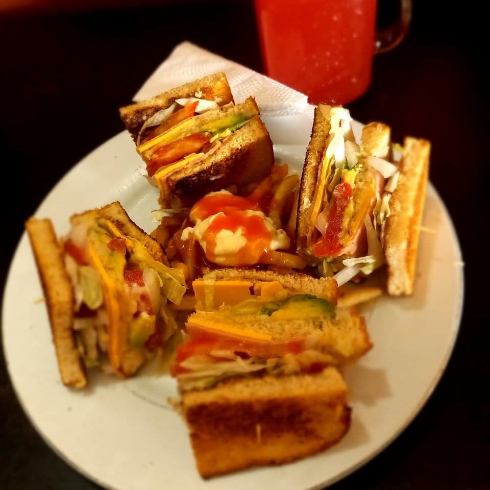 Club sandwich + papas a la francesa