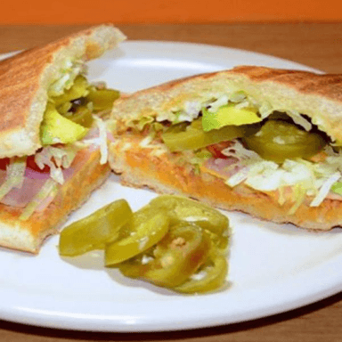 Torta de Jamón con queso, papasy refresco de lata