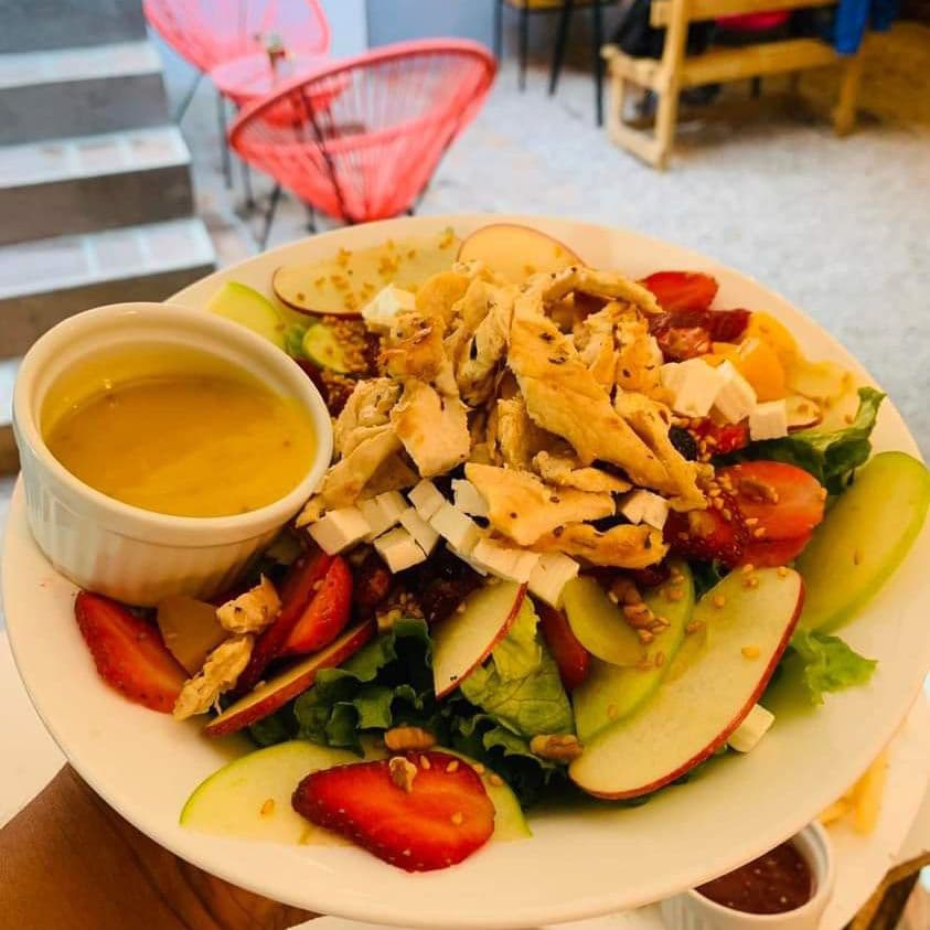 Ensalada de la casa con pollo