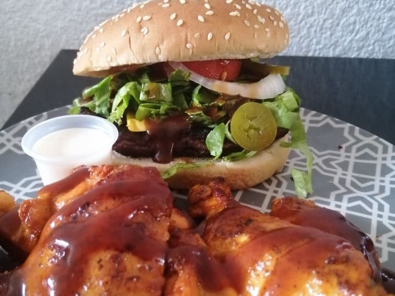 Combo 7:    Hamburguesa west + 200gr alitas+agua
