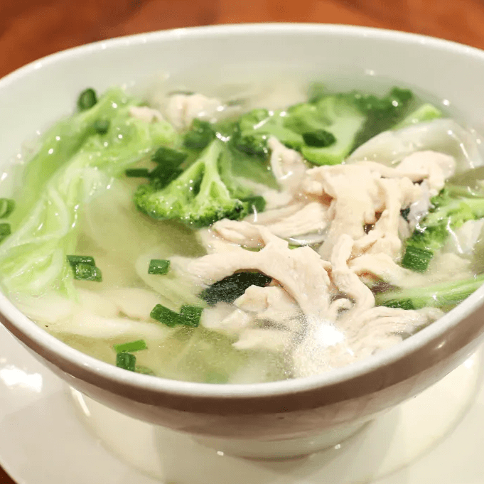 Sopa Wantán con Pollo y Tallarín