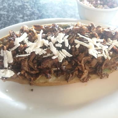 Huarache de pastor negro con queso