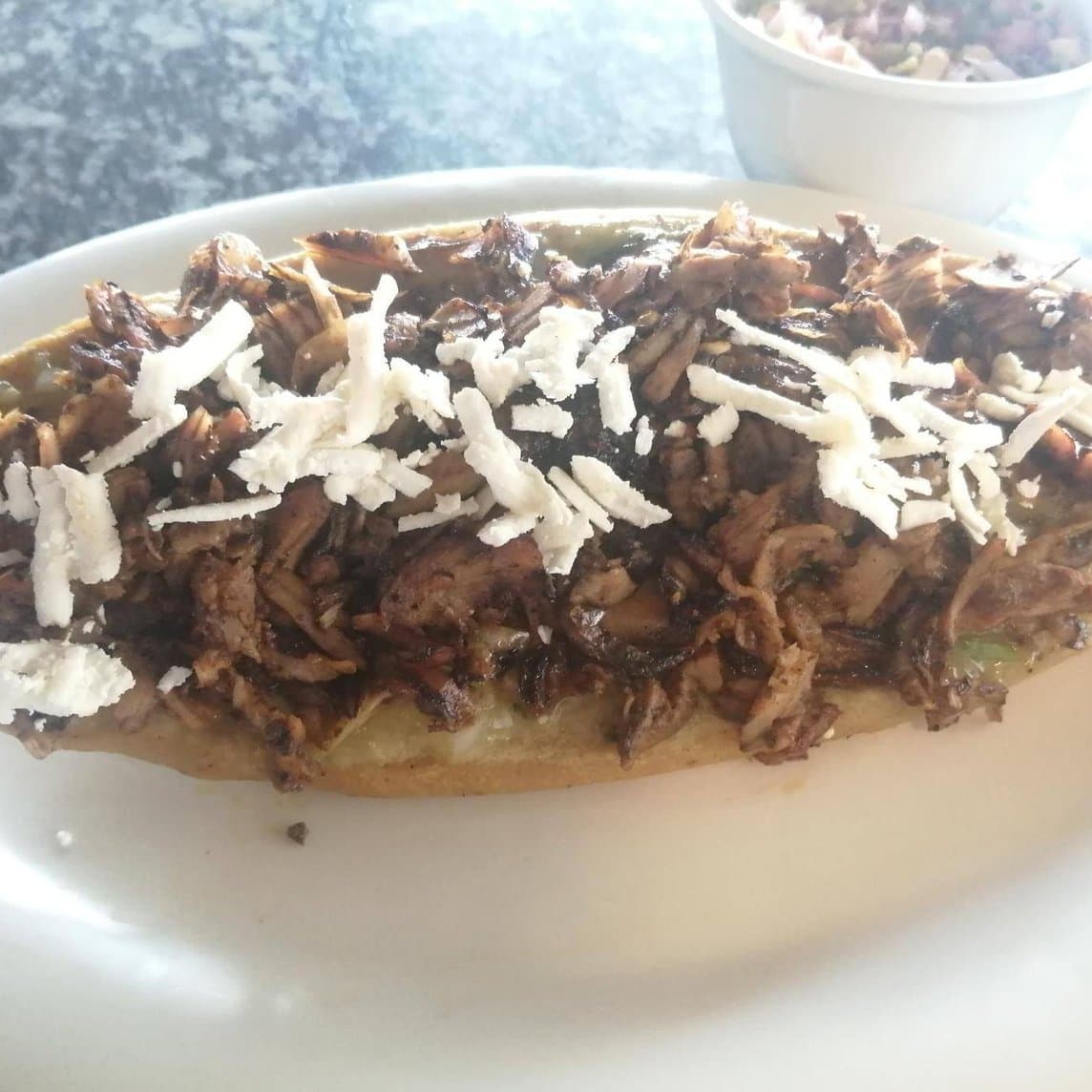 Huarache de pastor negro con queso