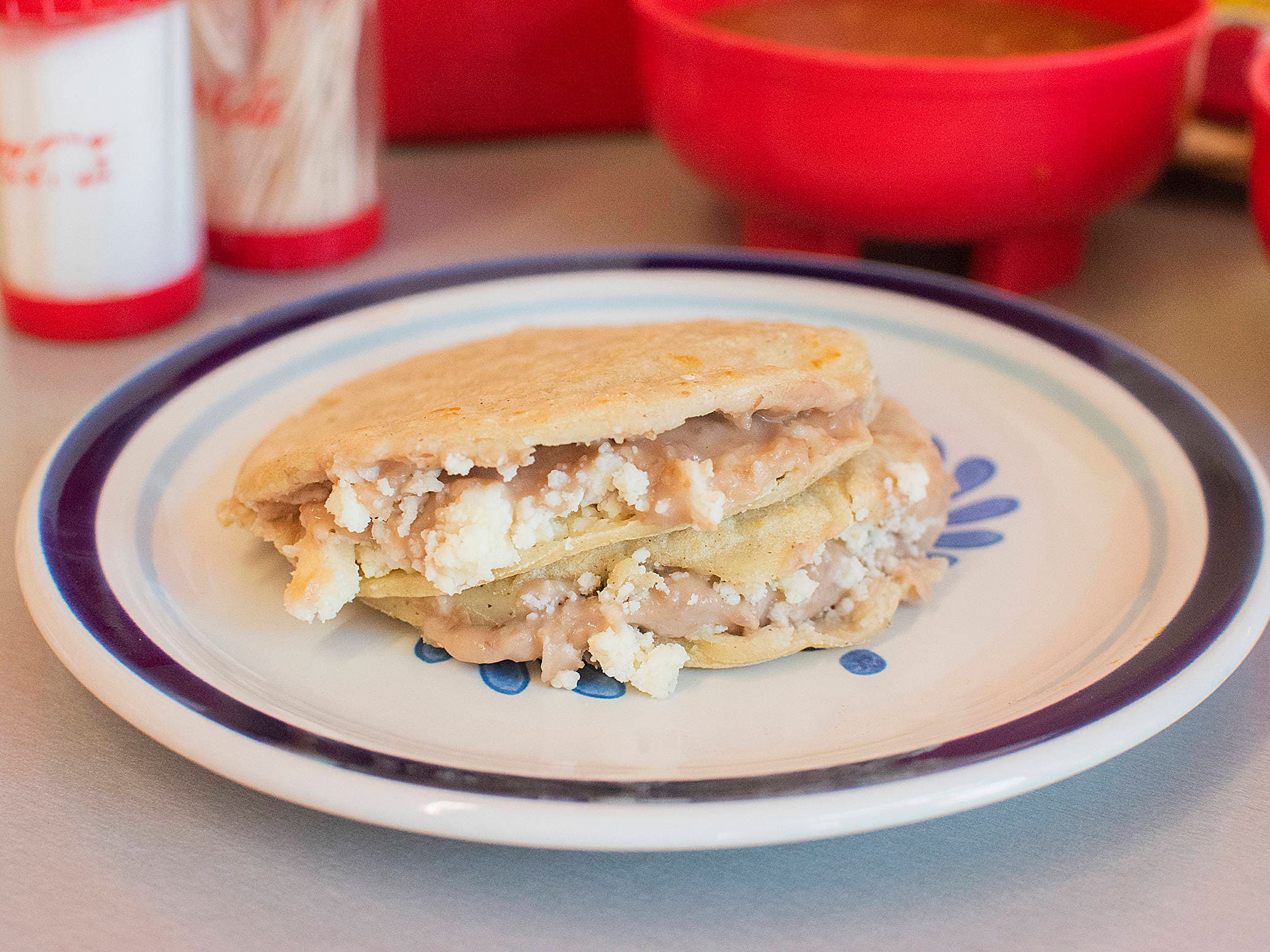 Gordita de Frijoles Fritos con queso