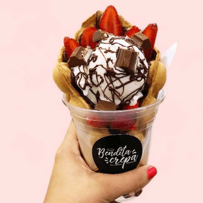 Wowffle de NUTELLA CON FRESA, KINDER Y HELADO