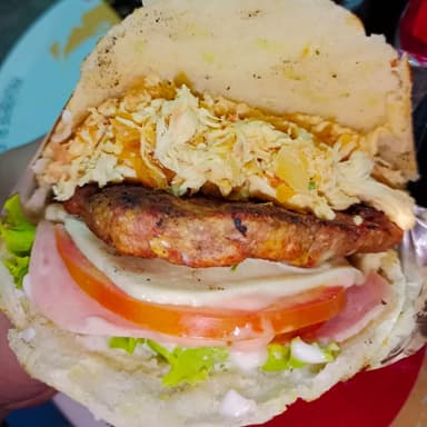 AREPA BURGUER + POLLO