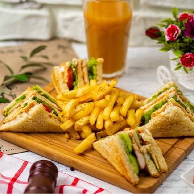 PROMO: Club Sandwich + Jugo surtido 21 oz