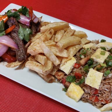 Arroz Chaufa con Lomo Saltado