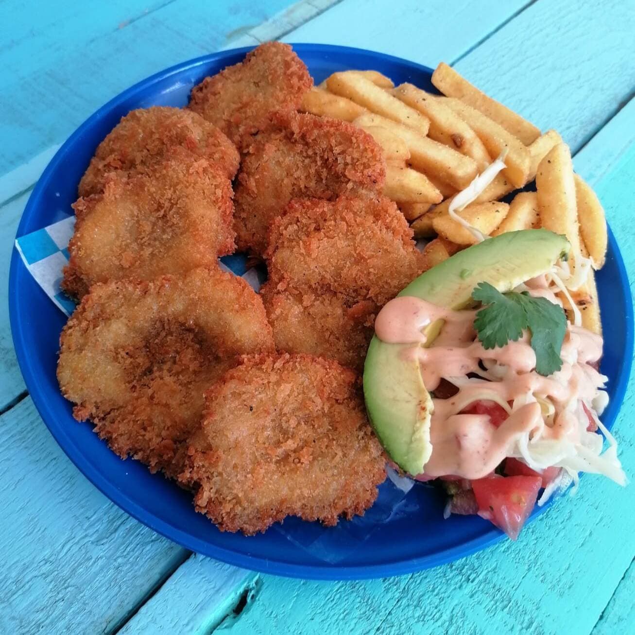 CAMARONES EMPANIZADOS CON PAPAS FRANCESAS